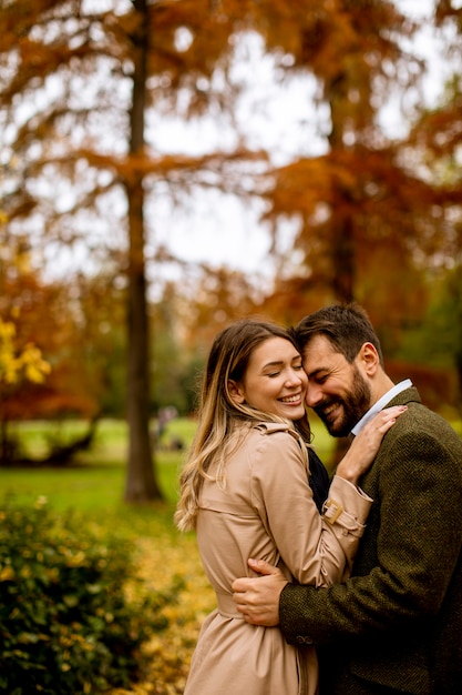 Hübsches junges Paar im Herbstpark