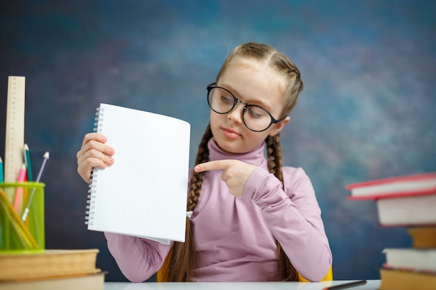 Hübsches kaukasisches Grundschulmädchen lernen Foto