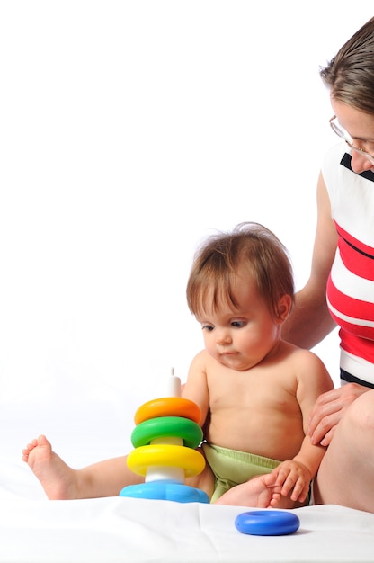 Hübsches kleines Baby, das mit bunter Pyramide spielt