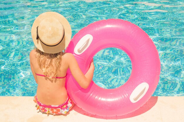 Hübsches kleines Mädchen im Schwimmbad, Sommerferien.