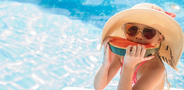 Hübsches kleines Mädchen im Schwimmbad, Sommerferien.