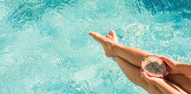 Hübsches kleines Mädchen im Schwimmbad, Sommerferien.