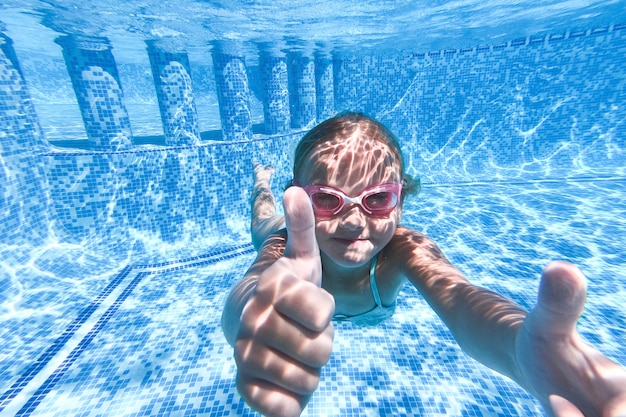 Hübsches kleines Mädchen im Schwimmbad