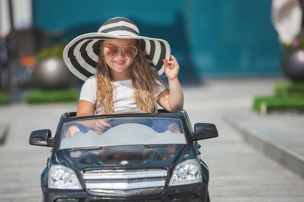 Hübsches kleines Mädchen in einem Minicar