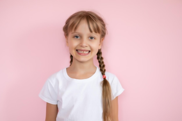 Hübsches kleines Mädchen in einem weißen T-Shirt, das auf einem rosa Hintergrund lächelt