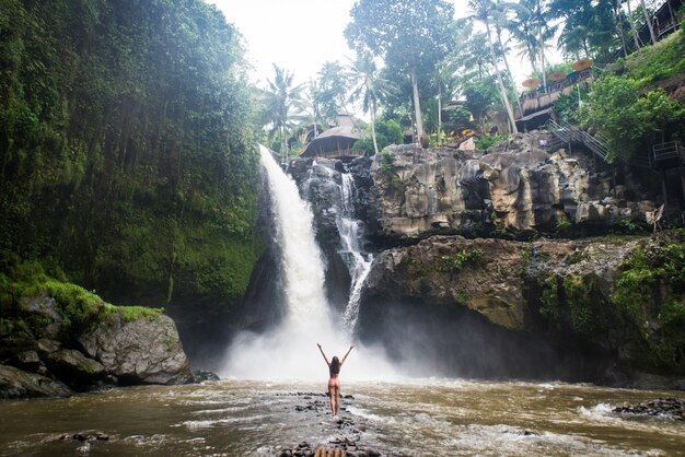 Hübsches Mädchen am Tegenungan Wasserfall, Bali