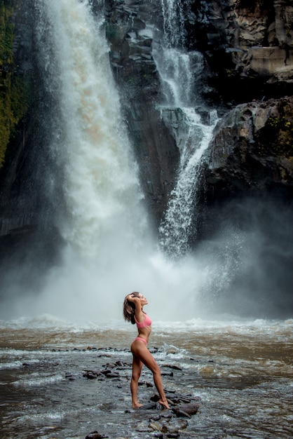 Hübsches Mädchen am Tegenungan Wasserfall, Bali