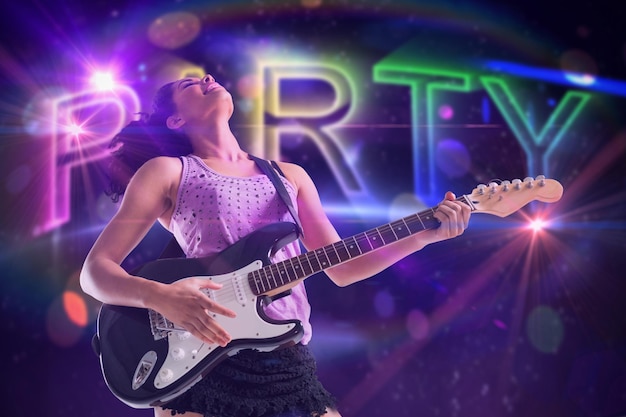 Hübsches Mädchen, das Gitarre gegen digital erzeugten bunten Partytext spielt