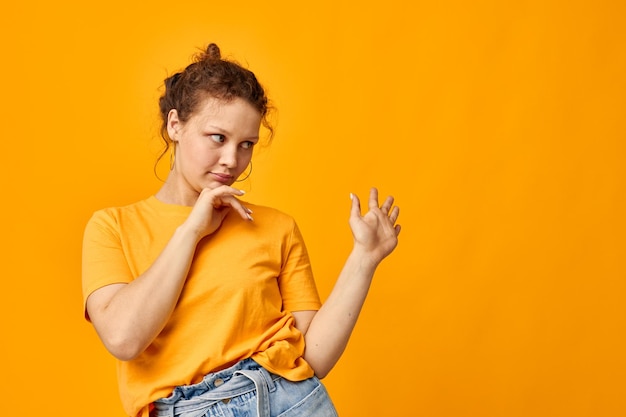 Hübsches Mädchen Gesten mit Händen verziehen Emotionen gelben Hintergrund unverändert