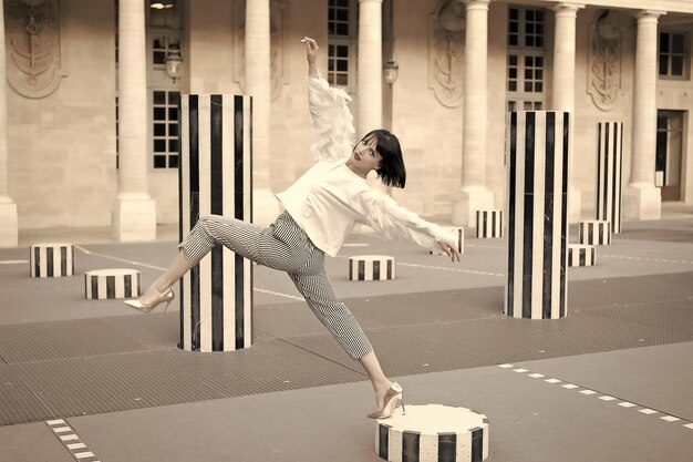 Hübsches Mädchen im Modestil in Paris Frankreich