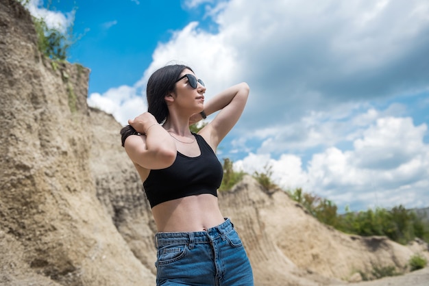 Hübsches Mädchen in einem lässigen Tuch spaziert durch den Sand der Wüste, Sommer perfekte Zeit für einen Ausflug