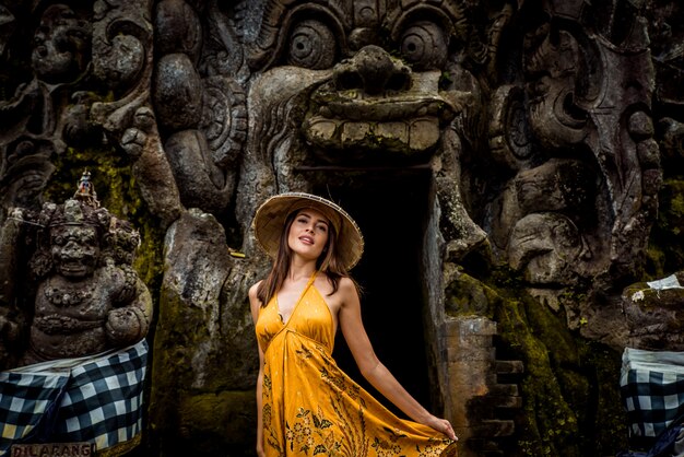 Hübsches Mädchen in Goa Gajah, Bali