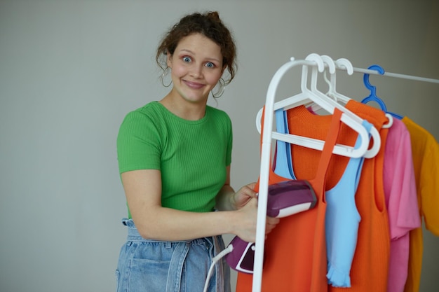 Hübsches Mädchen Kleiderschrank bunte Kleidung Jugend Stil hellen Hintergrund unverändert