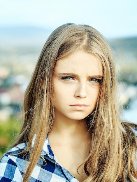 Foto hübsches mädchen mit blonden haaren