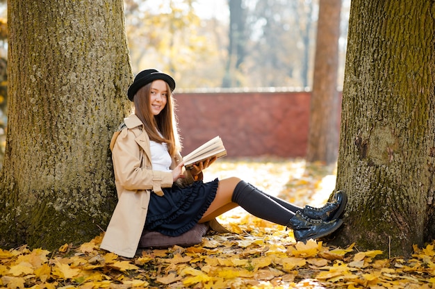 Hübsches Mädchen mit einem Buch im Wald