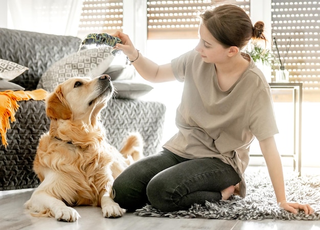 Hübsches Mädchen mit Golden Retriever-Hund