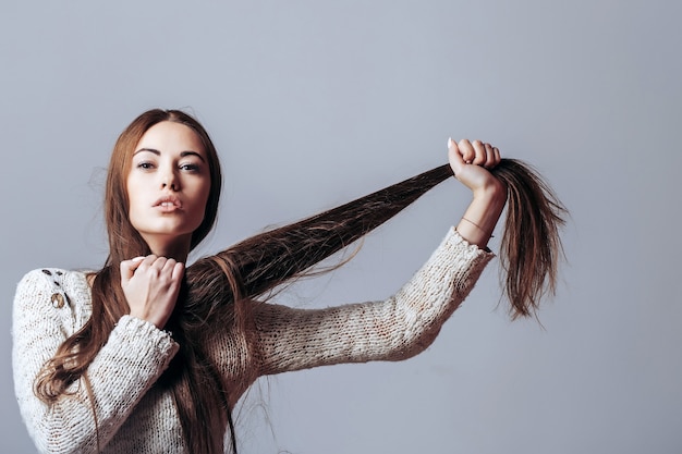 Hübsches Mädchen mit langen Haaren