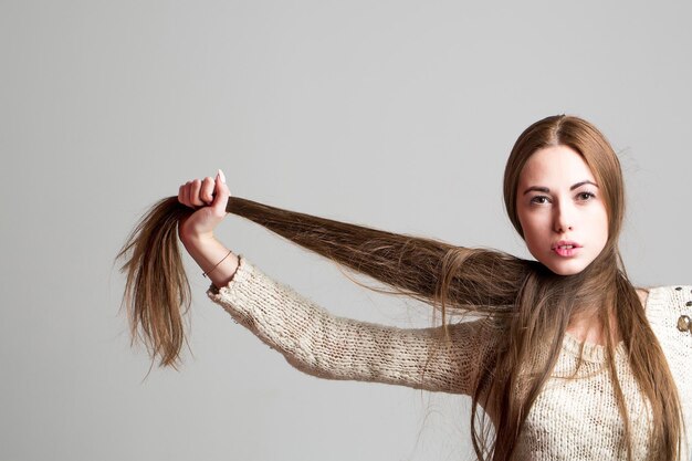 Hübsches Mädchen mit langen Haaren