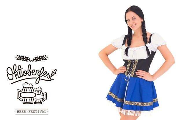 Foto hübsches oktoberfest-mädchen, das an der kamera gegen oktoberfest-grafiken lächelt