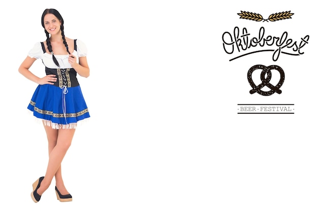 Foto hübsches oktoberfest-mädchen, das an der kamera gegen oktoberfest-grafiken lächelt