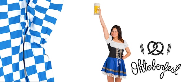 Foto hübsches oktoberfest-mädchen, das bierkrug gegen oktoberfest-grafiken anhebt