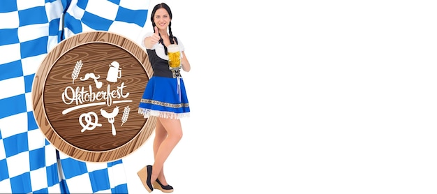 Hübsches oktoberfest-mädchen, das bierkrug gegen oktoberfest-grafiken hält