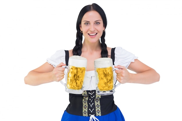 Foto hübsches oktoberfest-mädchen, das bierkrug hält