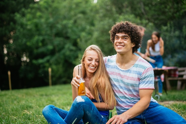 Hübsches Paar, das einen Picknicktag mit Freunden genießt