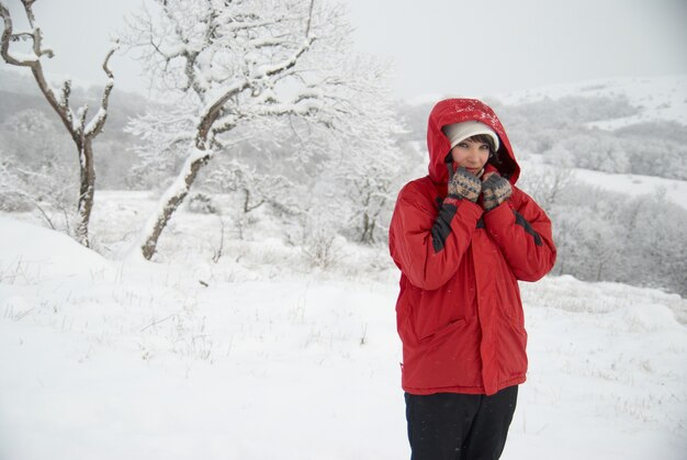 Hübsches Wintermädchen im Schneewald