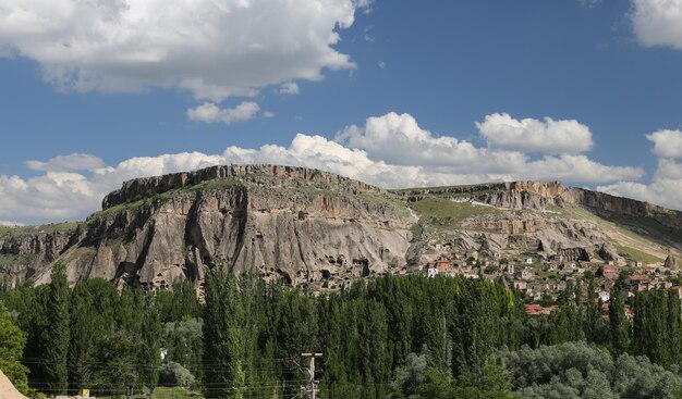 Hügel mit Höhlen in Guzelyurt Town Cappadocia