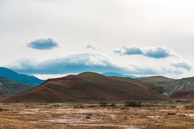 Hügelige Berge im Tal, Berglandschaft