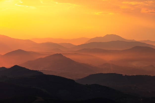 Hügeliger Hintergrund aus dem Baskenland