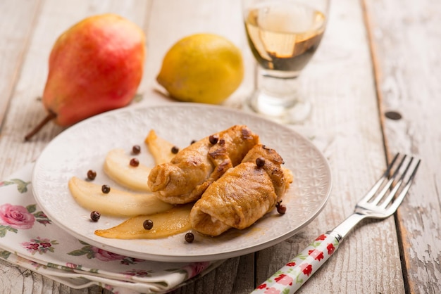 Hühnchen aufgerollt mit Birnen und rosa Pfeffer