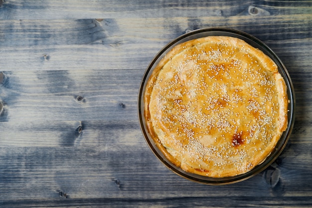 Hühnchen-Buchweizen-Torte mit Sahne und Champignons