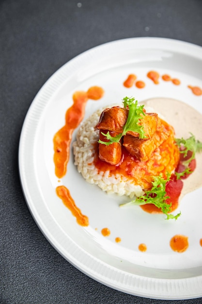 Hühnchen-Curry-Fleisch-Tomatensauce-Reismahlzeit-Nahrungsmittelsnack auf dem Tisch, Kopierraum, Lebensmittelhintergrund