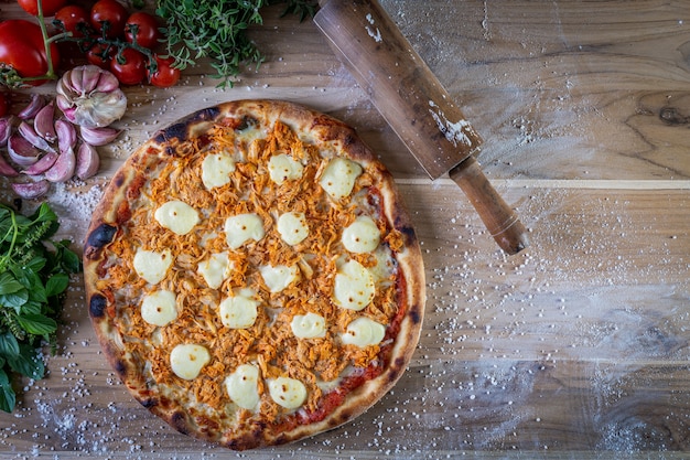 Hühnchen-Frischkäse-Pizza auf dem Tisch