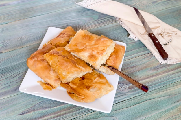 Hühnchen hausgemachter Kuchen auf einem Holztisch