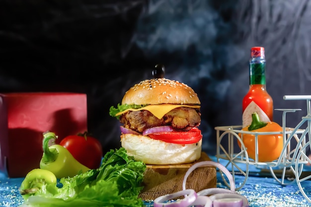 Hühnchen-Käse-Burger mit Tomatenketchup und grünem Chili isoliert auf Holzbrett Seitenansicht des amerikanischen Fast Food