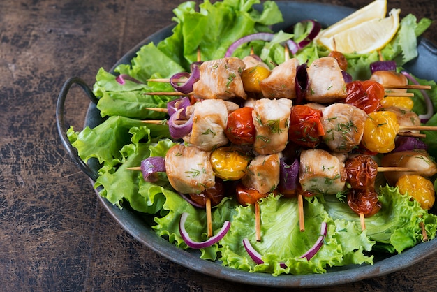 Hühnchen-Kebabs mit Gemüse am Spieß