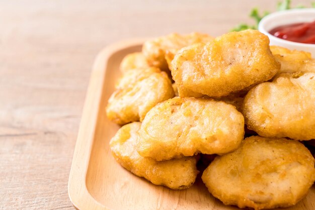 Hühnchen-Nuggets mit Sauce