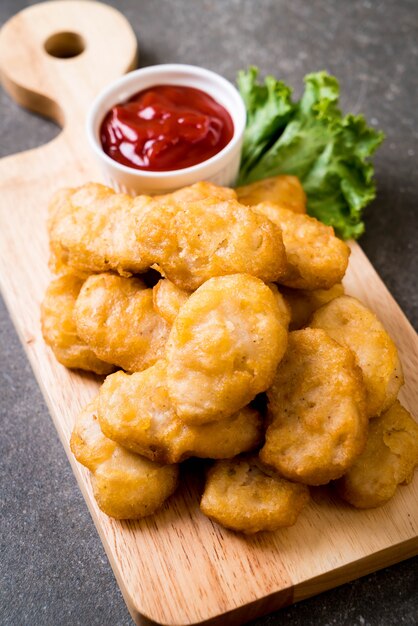 Hühnchen-Nuggets mit Sauce