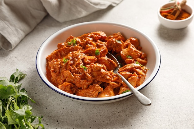 Hühnchen-Paprikasch-Gericht mit Paprika-Zwiebel bulgarisches Papier auf Teller auf Leuchttisch zum Abendessen