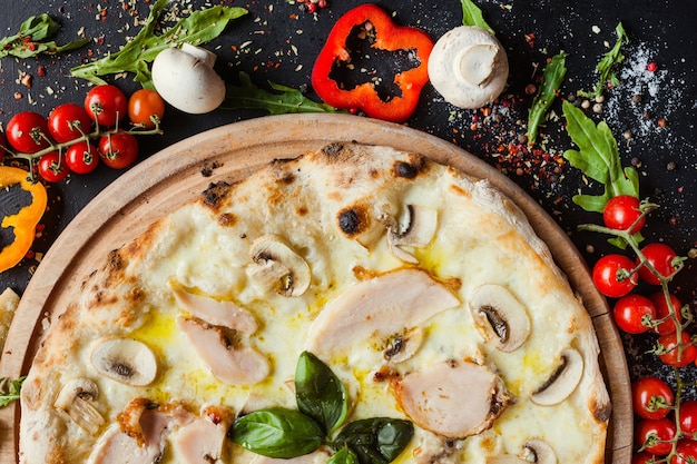 Hühnchen-Pilz-Pizza-Diät-Essgericht