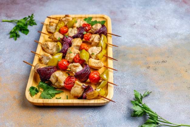 Hühnchen-Schaschlik mit Gemüse, Ketchup, Mayonnaise, Draufsicht