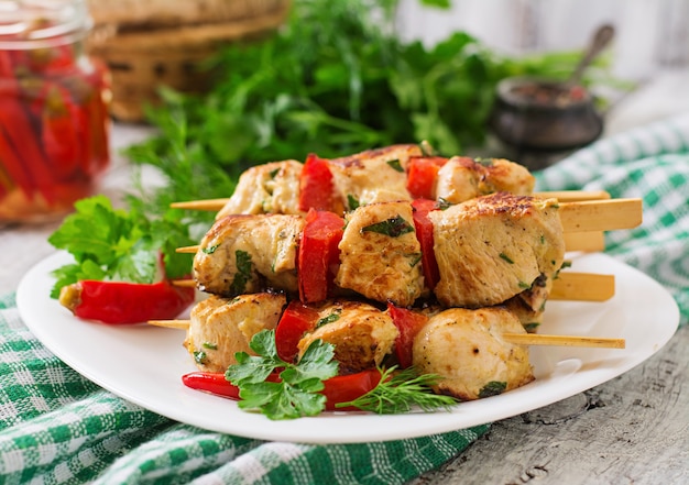 Hühnchen-Schaschlik mit Paprika.