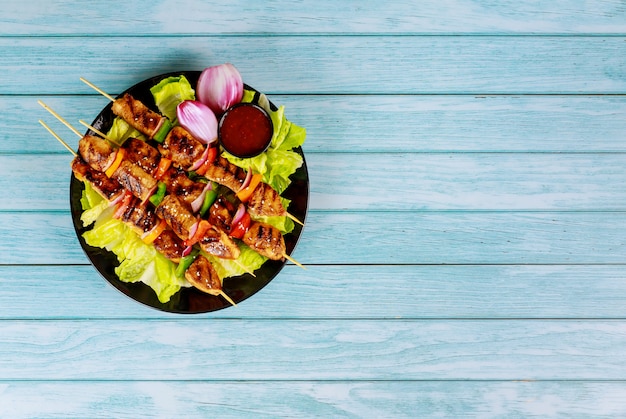 Hühnchen-Schaschlik mit roten Zwiebeln und Paprika.