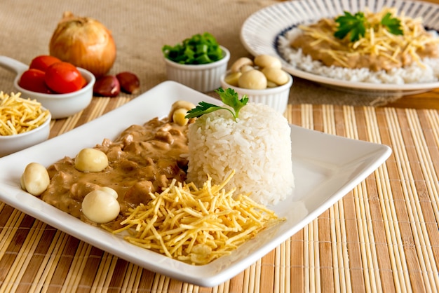 Hühnchen-Stroganoff, Strohkartoffeln und weißer Reis. Brasilianische Küche.