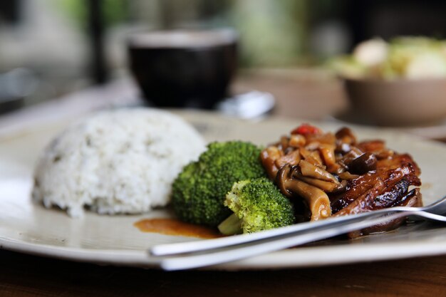 Foto hühnchen-teriyaki mit reis