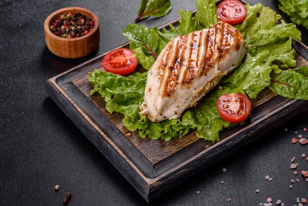 Hühnchen-, Tomaten- und Salatblätter. Leckeres gesundes Essen