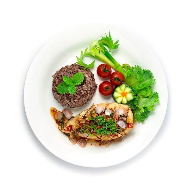 Hühnchen würziger Salat serviert brauner Reis Thai Northeast Food Style